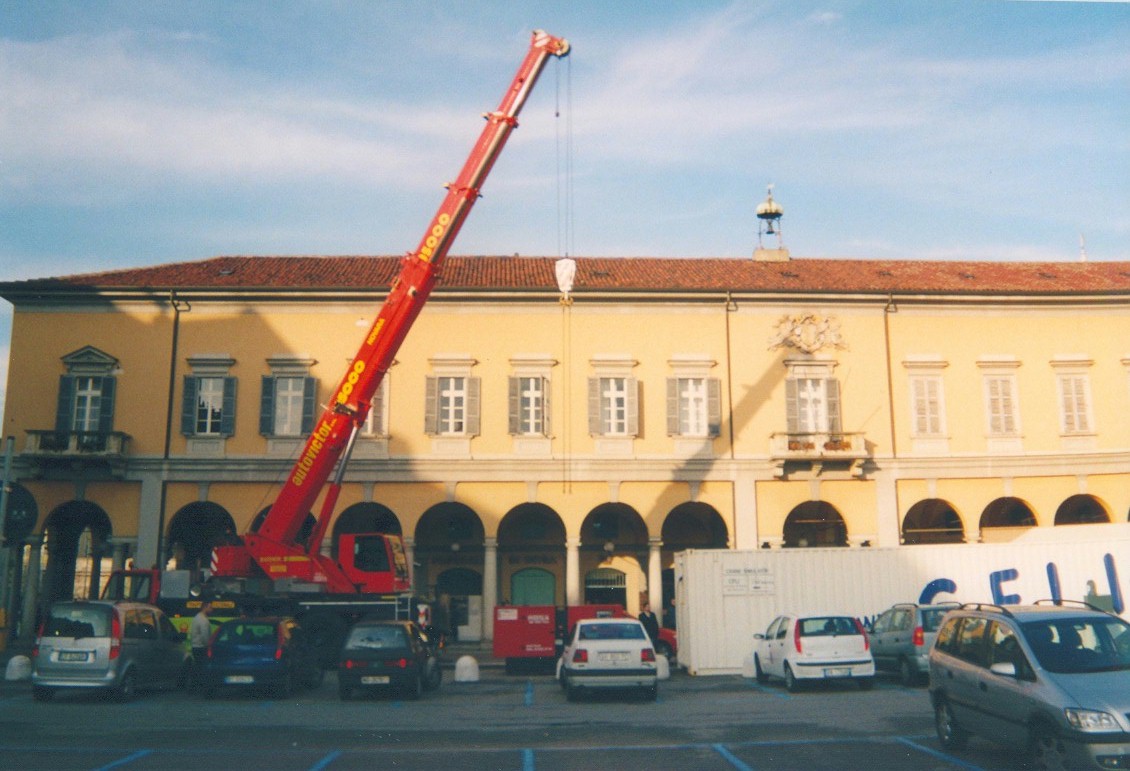Novara Congress Site with Autovictor Crane Demonstrating outside the Rice Exchange Palace near to CFLI Container